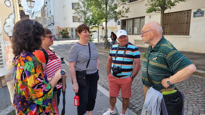 Thierry, Greeter dans le 13e arrondissement de Paris, fait découvrir à ce groupe de touristes québécois le quartier de la Butte-aux-Cailles, à côté duquel il habite. (THOMAS GIRAUDEAU / RADIO FRANCE)