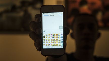 Un homme montre&nbsp;des emojis sur un smartphone, à Jakarta (Indonésie), le 12 février 2016. (PACIFIC PRESS / LIGHTROCKET / GETTY IMAGES)