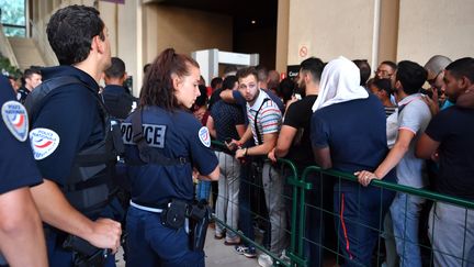 De nombreuses personnes ont assisté, dans la nuit du vendredi 3 au samedi 4 août au procès de Booba et Kaaris au tribunal de Créteil (Val-de-Marne). (GERARD JULIEN / AFP)