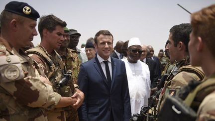 Le président français, Emmanuel Macron, en compagnie de son homologue malien, Ibrahim Boubakar Keita, en tournée auprès des militaires français de l'opération antiterroriste Barkhane à Gao, dans le nord du Mali, le 19 mai 2017. (CHRISTOPHE PETIT TESSON/POOL/AFP)