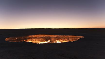 Le cratère de Darvaza, dans le désert de Karakoum, au Turkménistan, le 31 août 2011.&nbsp; (DANIEL KREHER / IMAGEBROKER RF / GETTY IMAGES)