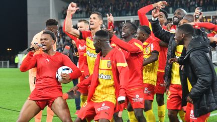 Les joueurs Lensois célèbrent leur victoire contre Toulouse le, 28 octobre 2022. (FRANCOIS LO PRESTI / AFP)