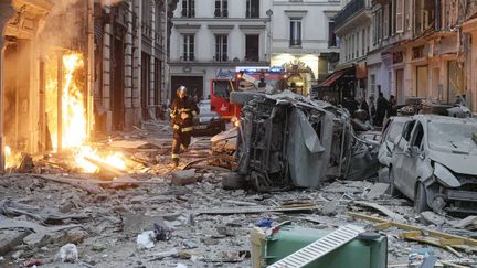 Un pompier sur les lieux de l'explosion qui a ravagé la rue de Trévise, dans le 9e arrondissement de Paris, le 12 janvier 2019. (MAXPPP)