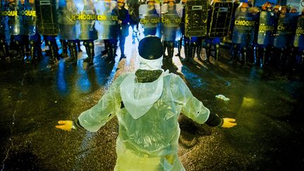 Un homme d&eacute;fie un cordon de police lors d'une manifestation pour r&eacute;clamer de meilleurs services publiques &agrave; Porto Alegre (Br&eacute;sil), le 24 juin 2013. (VINICIUS COSTA / AFP)