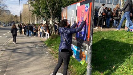 Une militante des comités Taubira colle une affiche aux abords de l'université de Rennes.&nbsp; (VICTORIA KOUSSA / RADIO FRANCE)