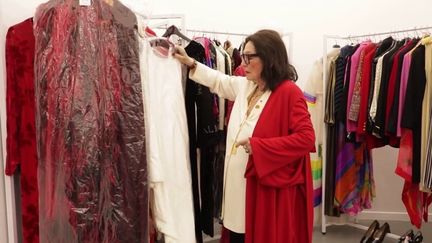 Enchères : Nana Mouskouri vend sa collection de vêtements au profit des hôpitaux (France 3)