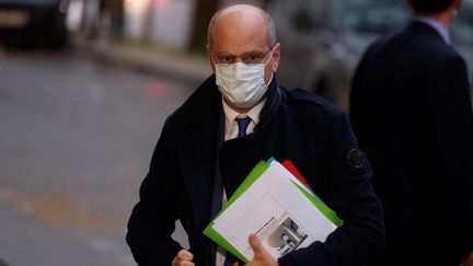 Le ministre de l'Education nationale Jean-Michel Blanquer arrive à une réunion au ministère de la Santé le 27 octobre 2020 à Paris (LUDOVIC MARIN / AFP)