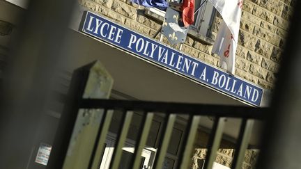 La façade du lycée professionnel Adrienne-Bolland, à Poissy (Yvelines), où était scolarisé, lors de l'année 2022-2023, l'adolescent qui a fini par se suicider le 5 septembre 2023. (JULIEN DE ROSA / AFP)