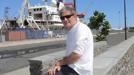 Le navigateur Kito de Pavant, le 30 décembre 2016 dans le port de l'île de la Réunion. (STRINGER / AFP)