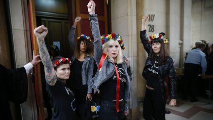 &nbsp; (Les neuf Femen au tribunal correctionel de Paris, en septembre 2013. Leur procès a été reporté deux fois. © MAXPPP)