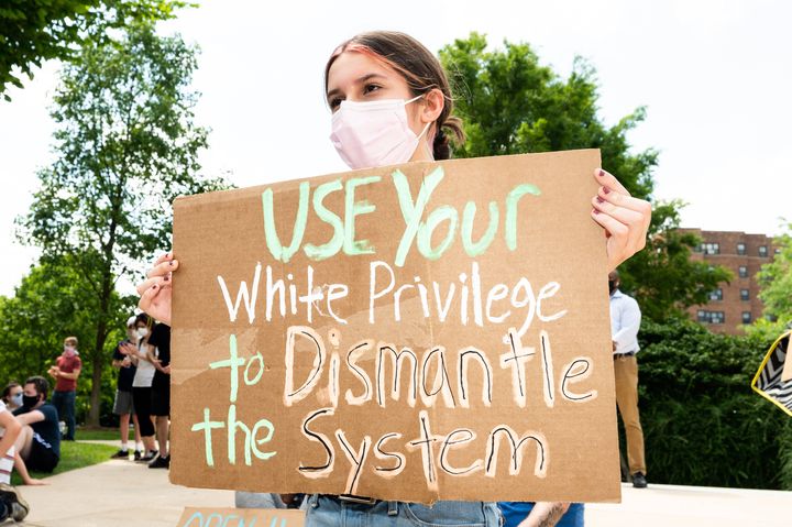 Une manifestante porte une pancarte lors d'un rassemblement antiraciste à Washington (Etats-Unis), le 4 juin 2020. (MICHAEL BROCHSTEIN/SIPA USA/SIPA)