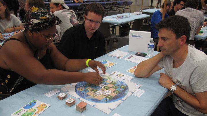 Audrey et Quentin testent le jeu Terralpha créé par Cyrille Sellier (à droite) (M. Font)