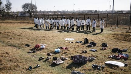 Réunion d'une église prophétique à Johannesburg en Afrique du Sud (en l'occurrence la Shembe Church) le 16 juillet 2017. (MARCO LONGARI / AFP)