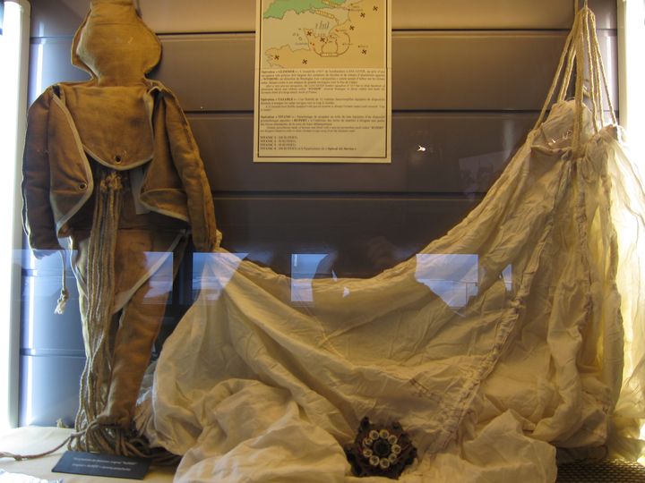 Un mannequin Rupert et sa toile de parachute, photographi&eacute;s le 27 septembre 2010 au mus&eacute;e du D&eacute;barquement d'Arromanches (Calvados). (ASTAKEN / FLICKR)