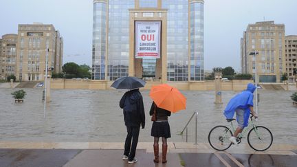 A Montpellier, o&ugrave; il est tomb&eacute; des pluies diluviennes entre midi et 16 heures, tous les transports en commun ont &eacute;t&eacute; stopp&eacute;s dans le centre-ville, le 29 septembre 2014.&nbsp; (SYLVAIN THOMAS / AFP)