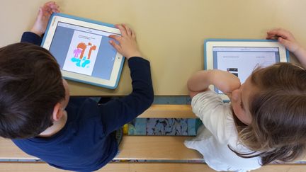 Des &eacute;l&egrave;ves de maternelle produisent un livre num&eacute;rique sur les tablettes pr&ecirc;t&eacute;es par l'Education nationale, &agrave; Puligny-Montrachet (C&ocirc;te-d'Or), le 14 avril 2015. (CAMILLE CALDINI /FRANCETV INFO)