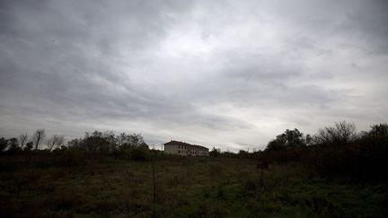 fut implanté dans la partie ouest de l'île de Belene. Un véritable camp de concentration qui pouvait accueillir 3.000 détenus. Ouvert en 1949, il fut fermé en 1962, devenant officiellement une prison ordinaire pour détenus de droit commun. Mais le lieu a continué d’être utilisé comme un centre de détention pour prisonniers politiques jusqu'à la chute du régime communiste. 
 
 
 (REUTERS/Stoyan Nenov)