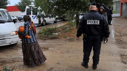 Lors d'une &eacute;vacuation de Roms &agrave; Marseille (Bouches-du-Rh&ocirc;ne), le 30 ao&ucirc;t 2012. Une quarantaine de personnes ont &eacute;t&eacute; &eacute;vacu&eacute;es d'un autre terrain, non loin, le 3 septembre. Il pourrait s'agir des m&ecirc;mes personnes. (NICOLAS VALLAURI / LA PROVENCE / MAXPPP)