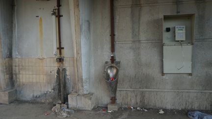 Les contr&ocirc;leurs d&eacute;crivent "un &eacute;tat de salet&eacute; d&eacute;plorable" dans les sanitaires des cours de promenade de la maison d'arr&ecirc;t de Strasbourg. Une r&eacute;fection de ces lieux a &eacute;t&eacute; effectu&eacute;e &agrave; la fin avril, assure le minist&egrave;re de la Justice. (CGLPL / FRANCETV INFO)