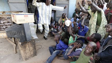 Des supporters maliens c&eacute;l&egrave;brent le but de leur &eacute;quipe qui affronte le Nig&eacute;ria en demi-finale de la Coupe d'Afrique de football des nations &agrave; Douentza (Mali), le 6 f&eacute;vrier 2013. (PASCAL GUYOT / AFP)