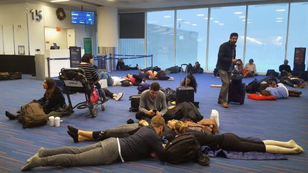 De très nombreux&nbsp;passagers se sont retrouvés coincés dans les terminaux de l'aéroport JFK, le temps que le blizzard se calme. (REBECCA BUTALA HOW / GETTY IMAGES NORTH AMERICA / AFP)