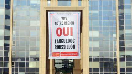 Une banni&egrave;re contre la fusion du Languedoc-Roussillon et de Midi-Pyr&eacute;n&eacute;es, le 11 juin 2014 sur l'h&ocirc;tel de r&eacute;gion &agrave; Montpellier (H&eacute;rault). (SYLVAIN THOMAS / AFP)