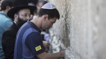 Lionel Messi, très apprécié autant par les Palestiniens que par les Israéliens, était venu se recueillir sur au Mur des lamentations en août 2013. (OLIVER WEIKEN / AFP)