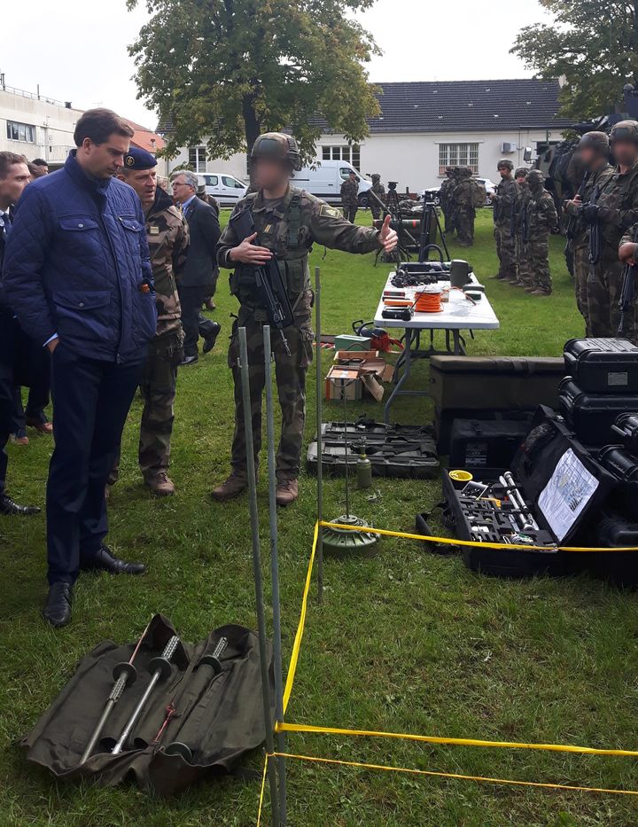 Les militaires de l'armée de Terre présentent leur matériel aux députés de la commission de la Défense de l'Assemblée nationale, mardi 19 septembre, à Versailles (Yvelines). (Franck Cognard / FRANCEINFO)