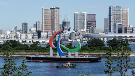 Le logo des Jeux paralympiques dans la baie de Tokyo, vendredi 20 août 2021. (YASUYOSHI CHIBA / AFP)