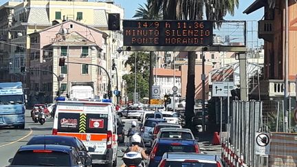 La ville de Gênes rend hommage vendredi 14 septembre 2018 aux victimes de la chute du pont Morandi, il y a un mois. (MATHILDE IMBERTY / FRANCEINFO)