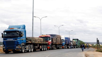 Des camions en transit font la queue pour passer les formalités douanières&nbsp;au point de passage de la frontière entre le Kenya et la Tanzanie à Namanga, en Tanzanie, le 19 juillet 2019.&nbsp; (MONICAH MWANGI /REUTERS)