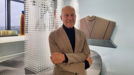 L'architecte britannique Norman Foster dans l'exposition qui lui est consacrée au Centre Pompidou à Paris, mai 2023 (ANNE CHEPEAU / FRANCEINFO / RADIO FRANCE)