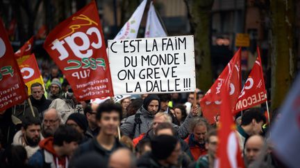 Des manifestants à&nbsp;Toulouse (Haute-Garonne) lors de la dernière journée de grève à l'appel de la CGT et de FO, le 5 février 2019.&nbsp; (ALAIN PITTON / NURPHOTO / AFP)