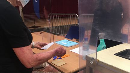 Assesseuse dans un bureau de vote à Montpellier (Hérault).&nbsp; (ELENA LOUAZON / FRANCE-BLEU HÉRAULT)