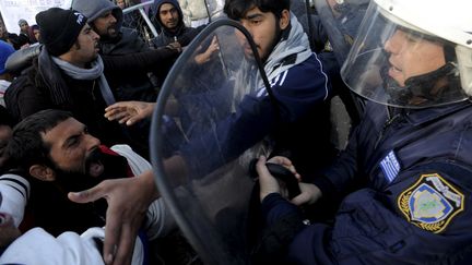 Des migrants affrontent de nouveau les policiers à la frontière macédonienne