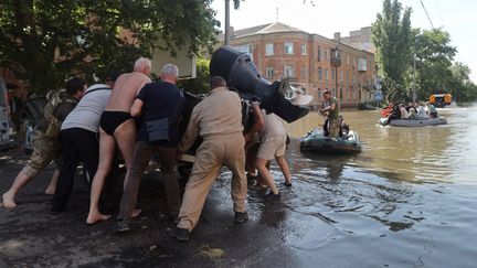 Des habitants fuient les inondations à Kherson (Ukraine), le 7 juin 2023. (OLEKSANDR GIMANOV / AFP)