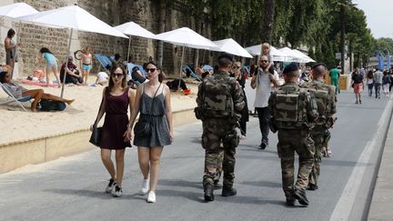 Des militaires de l'opération Sentinelle patrouillent à Paris Plages, le 22 juillet 2016. (FRANCOIS GUILLOT / AFP)