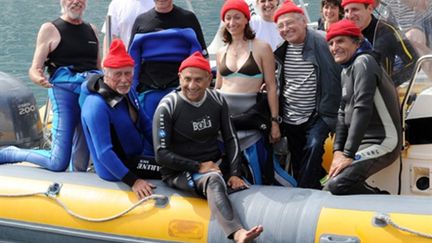 Membres de la Calypso plongent pour le centenaire de Cousteau le 11 juin 2010 (AFP. G.Julien)