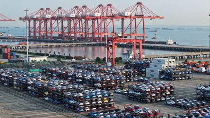 Des voitures sont prêtes à être exportées dans le port de Suzhou (Chine), le 23 août 2024. (CFOTO / NURPHOTO / AFP)