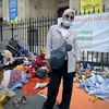 Amina, mère de deux enfants, a décidé de passer la nuit du 23 au 24 juillet 2024 devant la mairie du 18e arrondissement de Paris, afin de demander une solution de logement pérenne. (PIERRE-LOUIS CARON / FRANCEINFO)