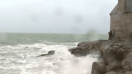 Tempête Ciaran : pourquoi l’appelle-t-on “bombe météorologique” ? (France info)