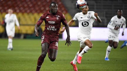 Gueye (Metz) à la lutte avec Mandava (Lille) (JEAN-CHRISTOPHE VERHAEGEN / AFP)