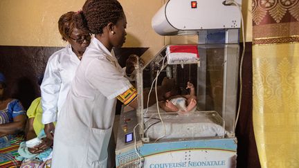Cette couveuse 100% "made in Cameroun" a été créée pour faire face à la mortalité néonatale qui atteint 28 décès pour 1000 naissances. Grâce à cette innovation, parents, médecins et personnels de santé peuvent suivre en permanence l'état des nouveau-nés prématurés&nbsp;: mouvements, températures, battements du cœur…&nbsp; &nbsp; (DANIEL BELOUMOU OLOMO / AFP)
