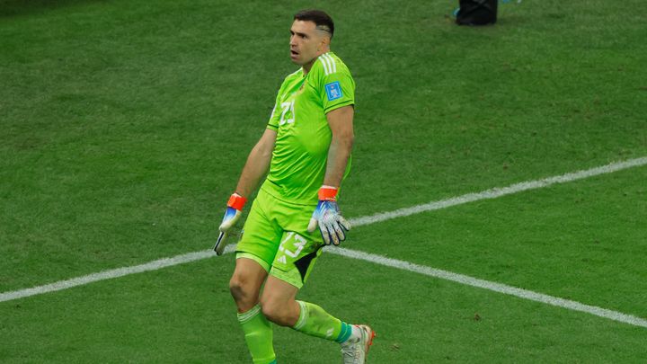 Le gardien de l'Argentine, Emiliano Martinez, esquisse un pas de danse après un tir au but raté par la France en finale de la Coupe du monde, le 18 décembre 2022 à Doha (Qatar). (ODD ANDERSEN / AFP)