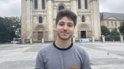 Yanis Khames, 23 ans,&nbsp;membre du bureau de la Primaire Populaire, à Saint-Denis. (MANON MELLA / FRANCEINFO)