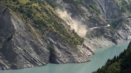 Le lac du Chambon (Is&egrave;re) pris en photo le 5 juillet 2015. (PHILIPPE DESMAZES / AFP)