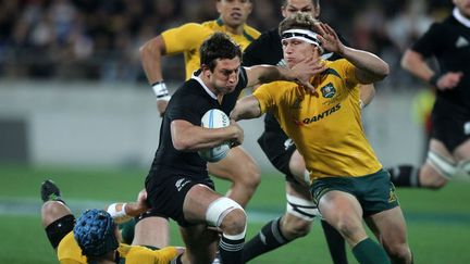 Le All Black Tom Taylor tente de forcer le verrou dresser par James Horwill et James Slipper (Wallabies)