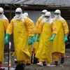 Des humanitaires MSF en tenue de protection, dans un centre de traitement d'Ebola, &agrave; Monrovia (Liberia), le 30 ao&ucirc;t 2014.&nbsp; (DOMINIQUE FAGET / AFP)