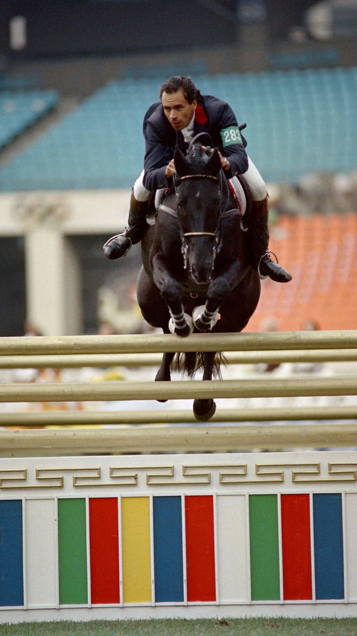 Pierre Durand, avec son cheval Jappeloup de Luz, lors des Jeux Olympiques de Séoul, le 2 octobre 1988 à Séoul (Corée du Sud).  (CHRIS WILKINS / AFP)