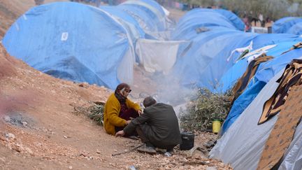 Des r&eacute;fugi&eacute;s syriens &agrave; la fronti&egrave;re turque avec le pays, dans le village d'Atme (Syrie), le 31 janvier 2013. (AAMIR QURESHI / AFP)